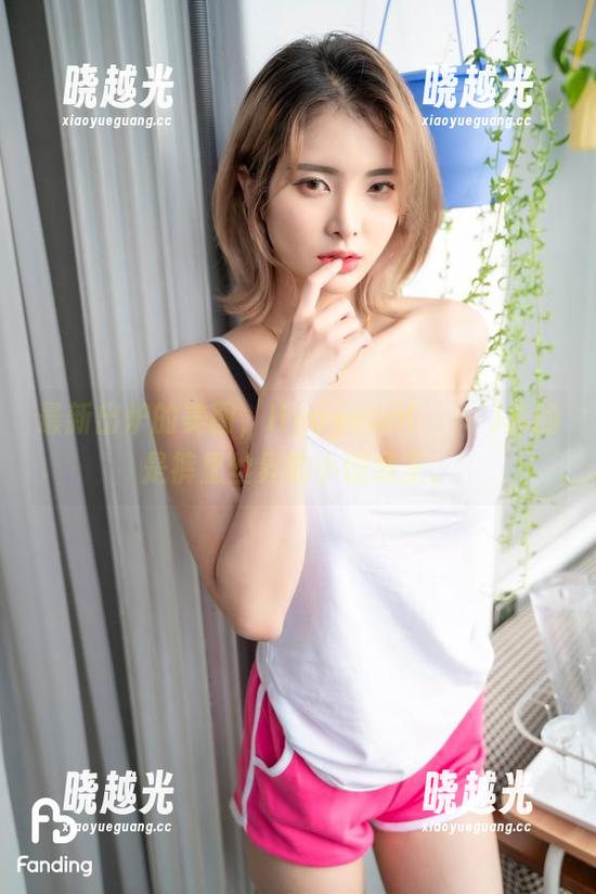 最新出炉的美图，Hyoyeon(김효연)真的是裤里丝界的小创意王。