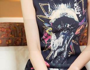 TouTiao头条女神 – 李丽莎与短裙的图集故事：短裙配美腿，想不多看都难。