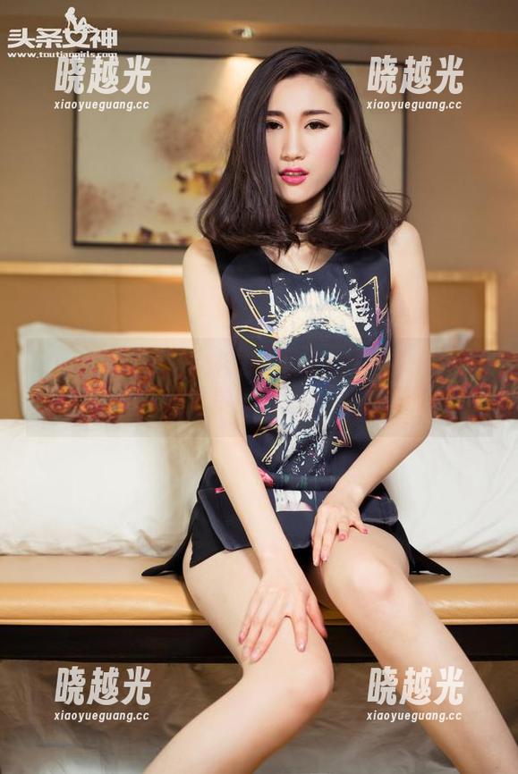 TouTiao头条女神 - 李丽莎与短裙的图集故事：短裙配美腿，想不多看都难。
