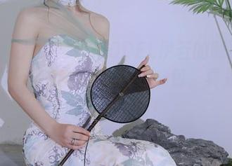 Xiuren秀人网 – MODEL伊若的制服写真：看谁还能抗拒这诱人的一包，真是“制服”全场呀！