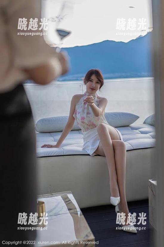 Xiuren秀人网 - 夏诗雯Sally和她那条清新的白裙，原图中如同晨曦中的一抹亮色，话说，能不能多来几张？