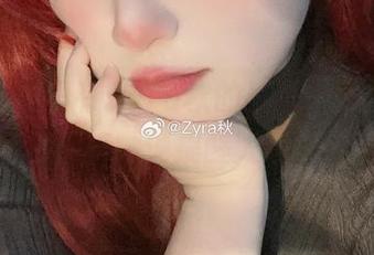 户外写真里有Zyra秋的身影，像是在打破常规，顺便提醒大家穿暖点