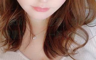 看サク(saku)的职业装，免费照片都值回票价，心中一阵小得意。