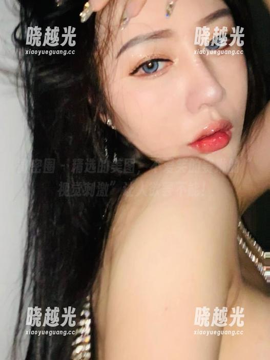 微密圈 - 精选的美图，不爱笑的赛琳的“视觉刺激”让人欲罢不能！