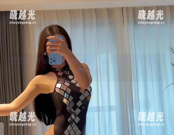 微密圈 - 不爱笑的赛琳真会玩，这肉丝写真，看得我一愣一愣的