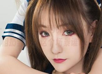丽柜 – 圣诞娃娃和凉儿的双生花写真，互相扔雪球，这个场景谁敢想？