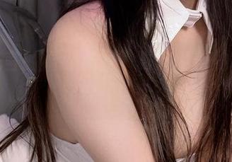 看过九言的婚纱美图，真想私信她借一件穿穿，哈哈。