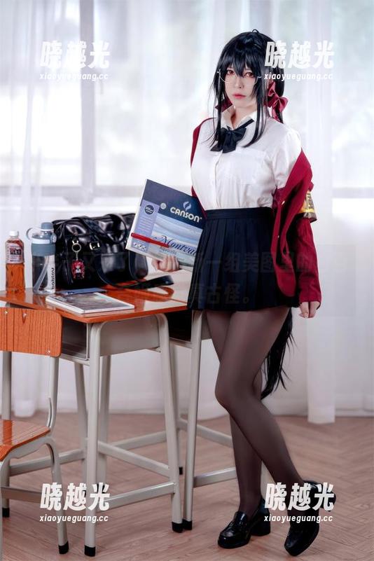 半半子又来了，这最新一组美图里的白百合姬感觉真古怪。