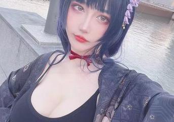 啾小妍Deer的暗夜猫女，图片里那份慵懒宛如夜猫子打着哈欠。