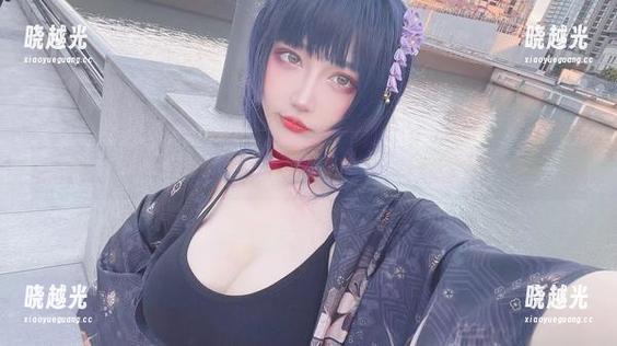 啾小妍Deer的暗夜猫女，图片里那份慵懒宛如夜猫子打着哈欠。