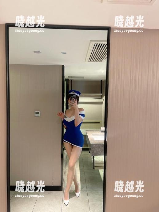 微密圈 - 奶宝妹纸，原图中的小秘挣扎在车里，不小心成了行车记录仪的最佳配角