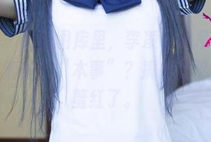 尤果网 – 最新图库里，李凌子的吊带造型究竟藏着多少“本事”？搞得我这张脸也羞红了。