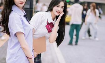 尤蜜荟 – 学妹在Angela小热巴的写真中，逐渐走出自己的影子。