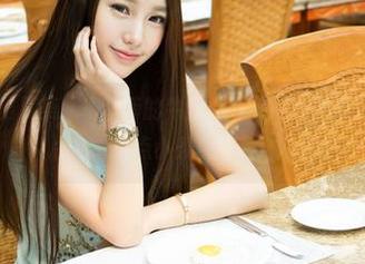推女神 – 又酷又美，穆菲菲的牛仔裤让美图来不及处理！墙面都有点小羡慕了。