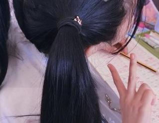 带上“摇摇乐yoyo”，下载猫柄水着！泳池派对上，你绝对引人注目！