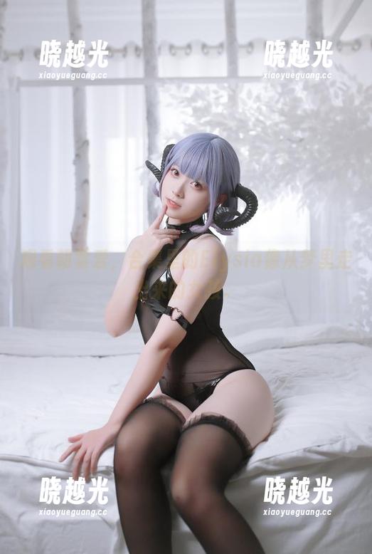 观看朝雾爱，合集里的Elysia像从梦里走出来的女孩。