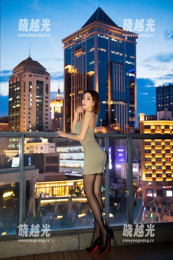 果儿Victoria 微密圈 - 想要让人侧目?果儿Victoria的最新更新带着粉色吊带袜,别被迷住!