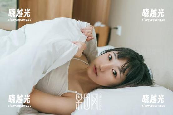 果团网 - 爱丽莎LISA和她的白衬衫：随便拍照间难掩的灵动气息