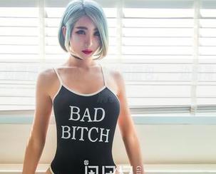 果团网 – 一边翻阅龚玥菲的蕾丝私拍图包，一边脑海中画面感满满。