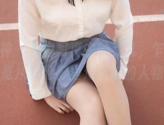 梦丝女神 – 黑白写真中的乔儿，乍一看又像是从旧电影里走出来的人物。