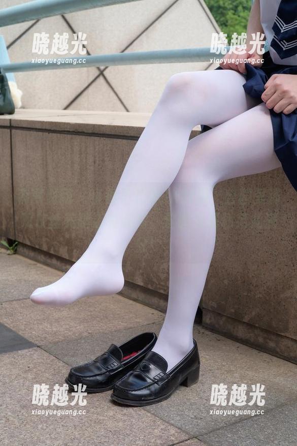森萝财团 - 小香不止穿JK制服，公园里那双灰丝美腿还真吸睛，这图包福利范儿满分！