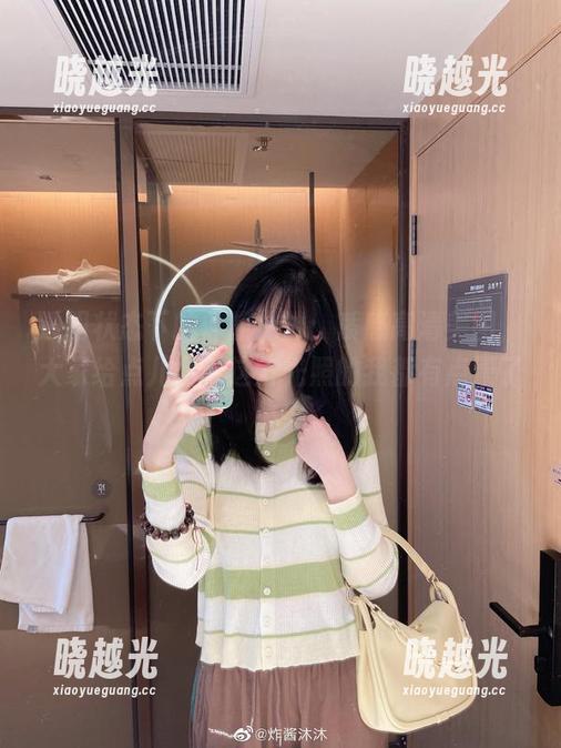 透明状态下的炸酱沐沐：质感高清美图，大家给点儿力，这灯光照的我都有点晕了！