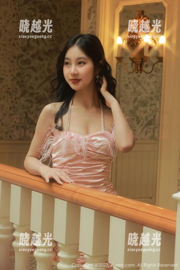 秀人网 - 合集里的“少女心雪雪”，海边的浪花比她的表情还要多变？真是让人琢磨不透。