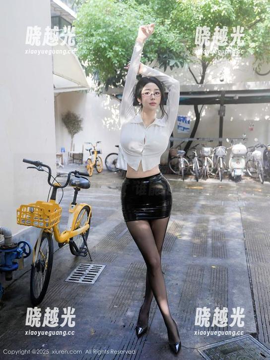 秀人网 - 肉晴MINI的丝袜原图，不小心变成我每天的壁纸，谁能拒绝那种色调！