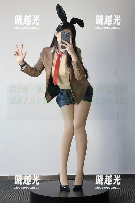 微密圈 - 新鲜出炉的美图，宽松T恤顿时减掉了几分繁琐，这也是美邵女Baby的想法？