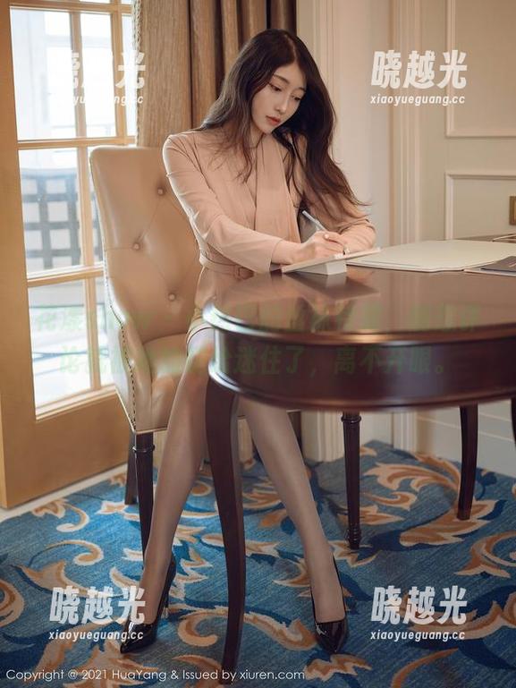 花漾show - 小热巴的丝袜特辑，刚想评论就被她的腿给迷住了，离不开眼。