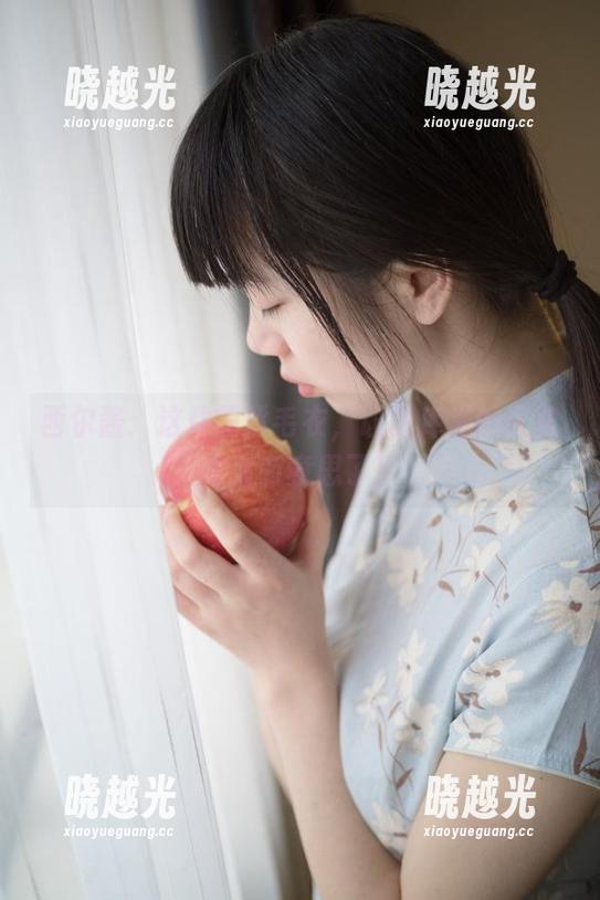 西尔酱 西尔酱:这件露背毛衣,让图库里的风吹得太有意思了!