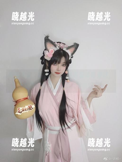 许枳 美图大餐,许枳的小公主吃着草莓蛋糕,俨然是个拿着镰刀的无敌小仙女!