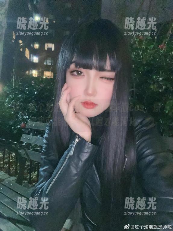 哦，这个泡泡就是逊啦的赛车服cos，原图我可能得多看几遍才能消化。