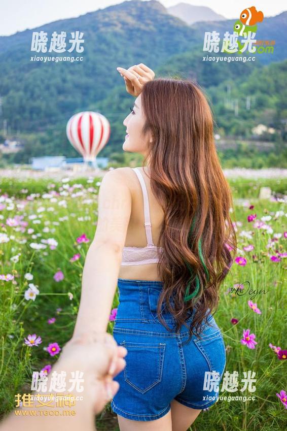 青豆客 - 黄可christine的白裙——为啥整个屏幕的美图都跟着她旋转啊？