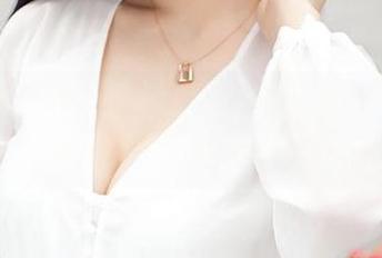 青豆客 – 黄可christine穿上水手服后，照片里的风吹得我头都晕了……