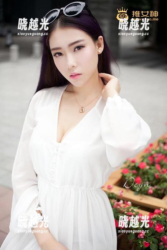 青豆客 - 黄可christine穿上水手服后，照片里的风吹得我头都晕了……