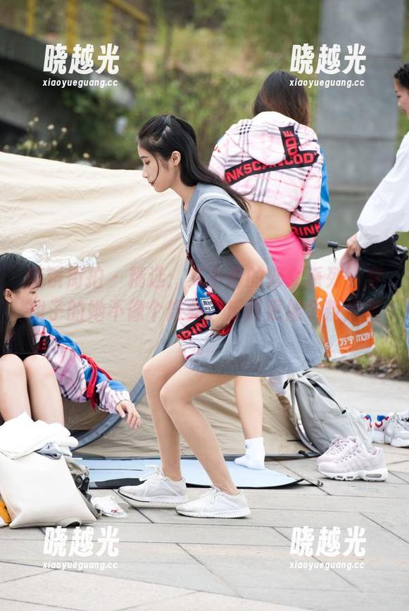 魔镜街拍 - 精选：艾小青的修女系列，穿裙子的她不像个修女，反而更像个叛逆者。